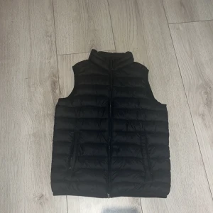 Väst - Svart väst från stadium, ny skick