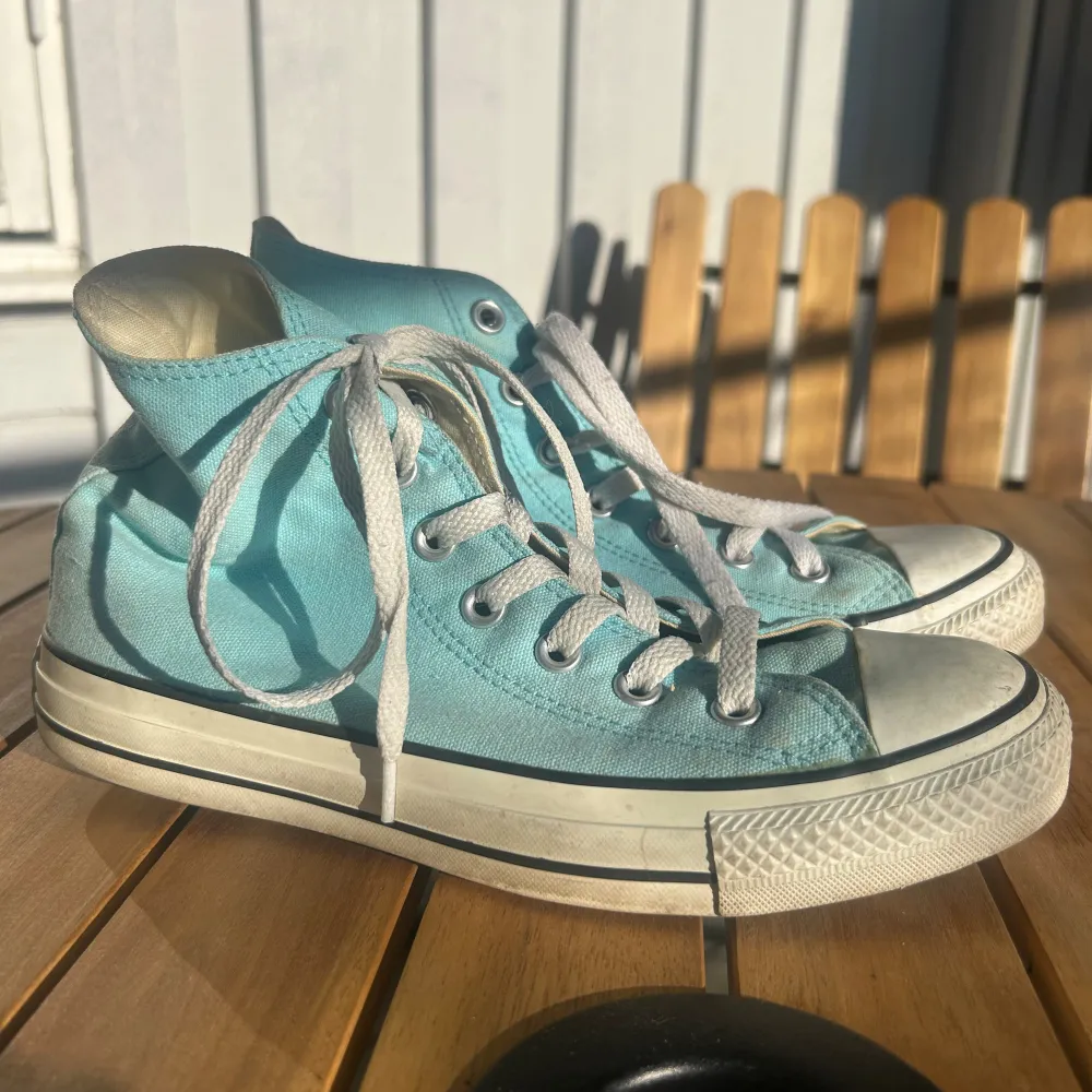 Supercoola och unika converse🩵 Sparsamt använda och bra skick. . Skor.