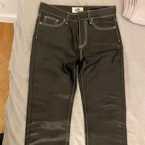 EYTYS BYXOR🔥 - Jag säljer dessa as coola eytys byxor! Jag säljer då dom är för små som man kan se på bilderna. Dom är nästan aldrig använda och ligger bara i min garderob. Nypris är 2600! Hör av er vid intresse💘