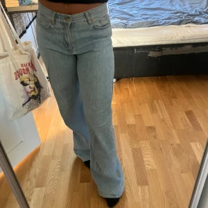 Ljusblå utsvängda jeans  - Ljusblå utsvängda jeans från Junkyard i bra skick