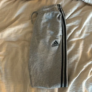 Adidasbyxor  - Bra skick, storlek S