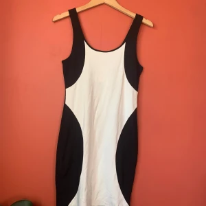 Svartvit klänning bikbok st L - Knappt använd klänning från bikbok utan defekter i storlek L. Är ganska tajt men stretchig så passar storlekarna S - L.  Kan skickas eller hämtas i Umeå🔆