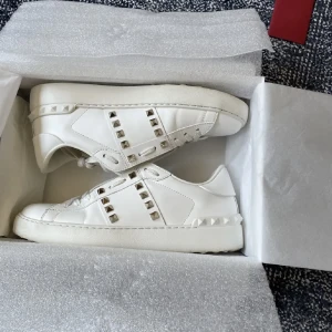 Valentino rockstud sneaker  - Säljer nu mina valentino Garavani sneakers, modellen rockstud med guldiga nitar, dem e använda men fortfarande i fint skick , vid snabb affär är priset diskuterbart🌟🌟Box och mm medföljer såklart ! SJÄLVKLART ÄKTA