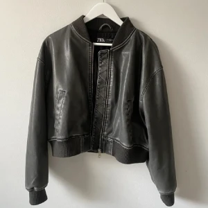 Zara skinn jacka - Säljer min kära skinnjacka då den nu inte längre kommer till användning. Den är i storlek XL men passar mig som har xs-s. Modellen är kroppad men med större storlek blir den perfekt passform💗är i nyskick