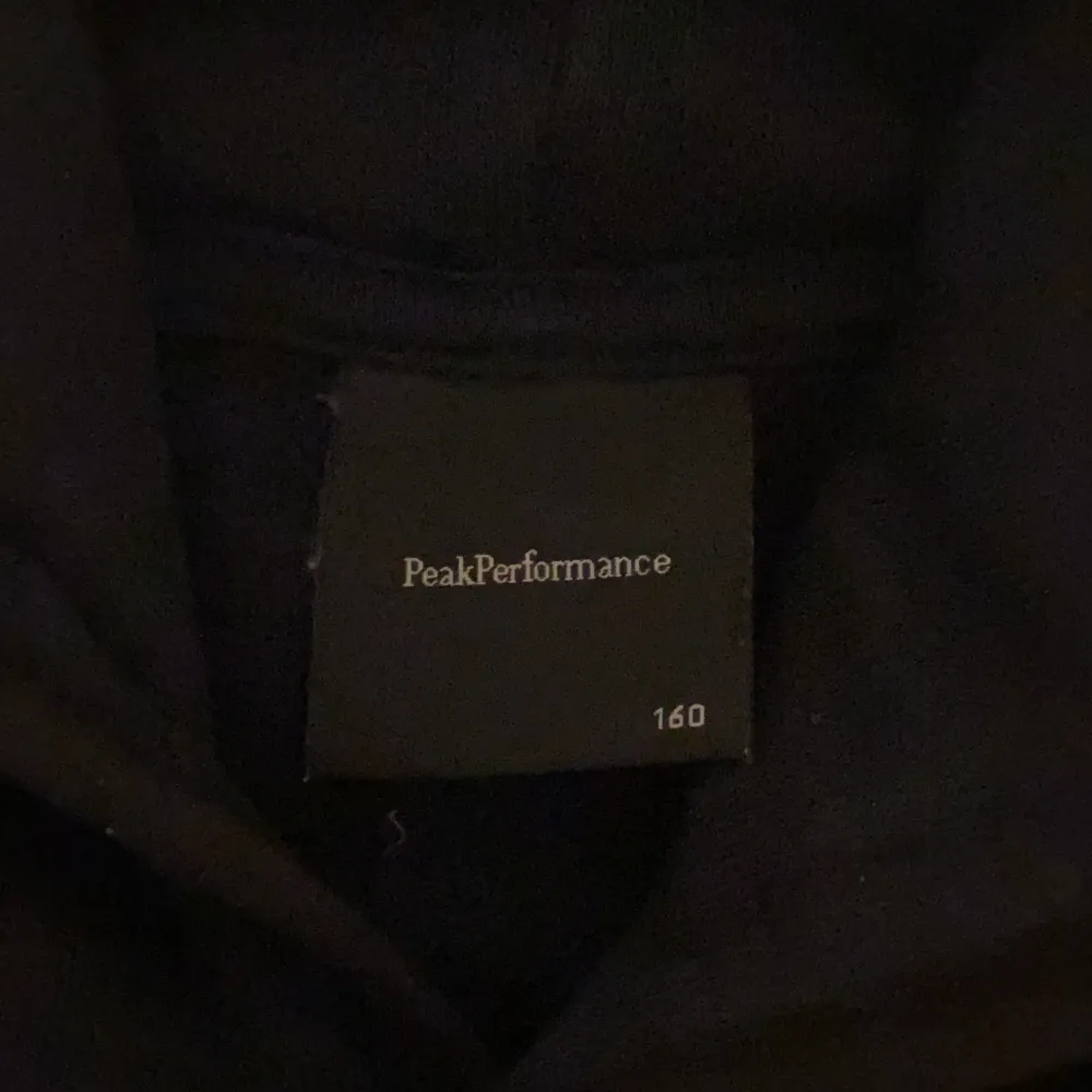 Hoodie från Peak Performance Sweden som är väldigt skön att ha på sig. Ordinarie pris var 800. . Hoodies.