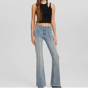 Bershka jeans - Säljer mina snygga bershka jeans i ljusblått! Tyvärr är de för korta för mig och kommer därav inte till användning. Aldrig använda! Säljer för 299 Priset går att diskutera vid snabb affär❣️