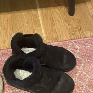 Som ni ser inte  äkta uggs köpta för 450 de är använda 3 gånger max men i snön och därför har salt fläckar behöver tvättas för att bli nya igen