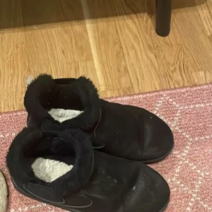 Uggs - Som ni ser inte  äkta uggs köpta för 450 de är använda 3 gånger max men i snön och därför har salt fläckar behöver tvättas för att bli nya igen