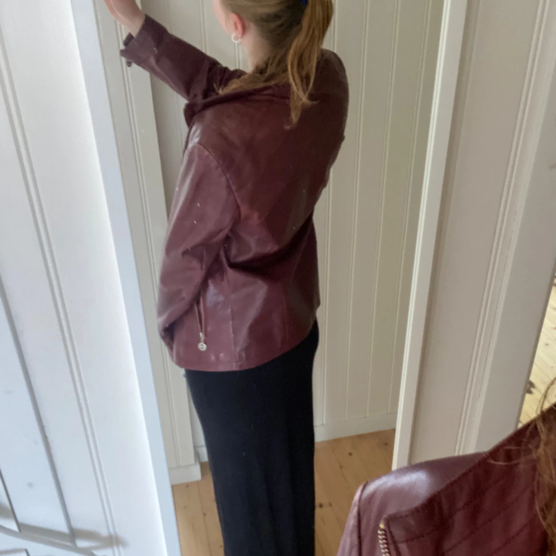 Vinröd skinnjacka  - 90