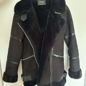 Jacka med päls inuti och lite utanpå från pull&bear - Jacka med jätte skön päls inuti och lite utanpå från pull&bear, det är päls även vid händerna som man ser på bilden och två fickor med dragkedja/ svår att hitta i affär längre och jätte bra jacka till vintern/hösten.