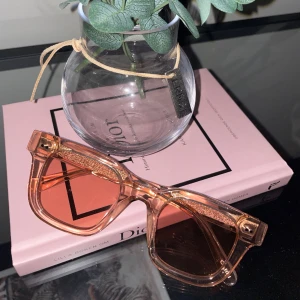 Chimi Solglasögon  - Säljer mina rosa chimi glasögon i modellen 004 💕 Fodral ingår  