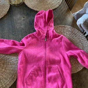 Hoodie flicka - Strl 122, knappt använd 