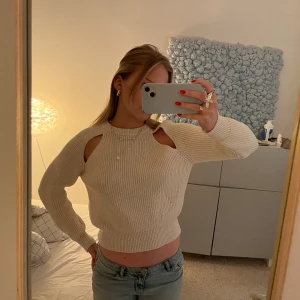 Zara stickad tröja - Intressekoll!  Såå fin o vårig stickad tröja som endast använts några gånger. Kommer från zaras barnavdelning men passar Xs-S💓