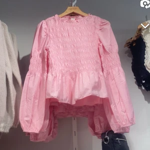 Rosa blus - Använd endast en gång!! Superfin Köpte för 550 kr i somras Kom med prisförslag  