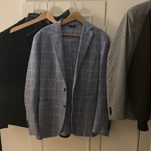 Blå rutig vardags kavaj - Riktigt skön blå rutig kavaj i storlek 46 kontrar storlek m vi snabb affär kan jag gå ner i pris