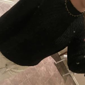 Stickad tröja - Svart stickad tröja, nästan aldrig använd! 