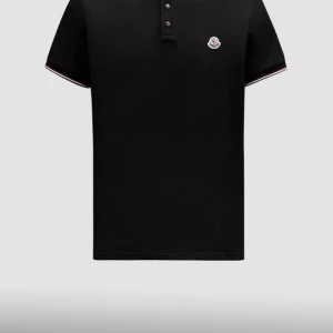 Moncler picce  - Storlek M köpt förra året perfekt till sommaren för bilder på t Shirten som finns i garderoben e de att komma en bara:)