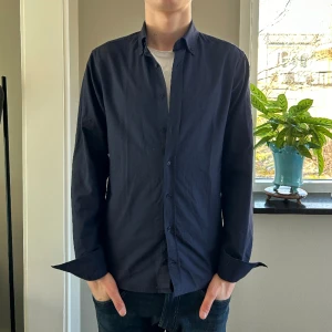 The shirt faktory skjorta - The shirt faktory skjorta slim fit | Skick 9/10 | Storlek 37, Modelen på bilden är 180 | Nypris 1200 | Vårt pris 349 | Hör av er vid minsta lila fundering | Fraktat via postnord eller instabox 