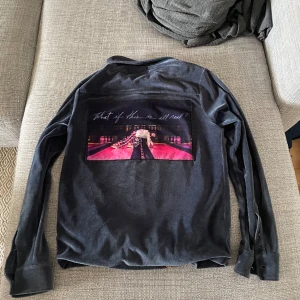 Limitato zip kofta - Extremt snygg kofta som ej används. Mörkblå med tryck på ryggen.  Ny pris 4600kr Väldigt bra skick De är xs men jag som har s/m passar den perfekt på. Har man xs är de nog inget problem ändå. 