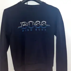 Säljer den hära Hugo Boss tröjan gör 500kr Storlek S