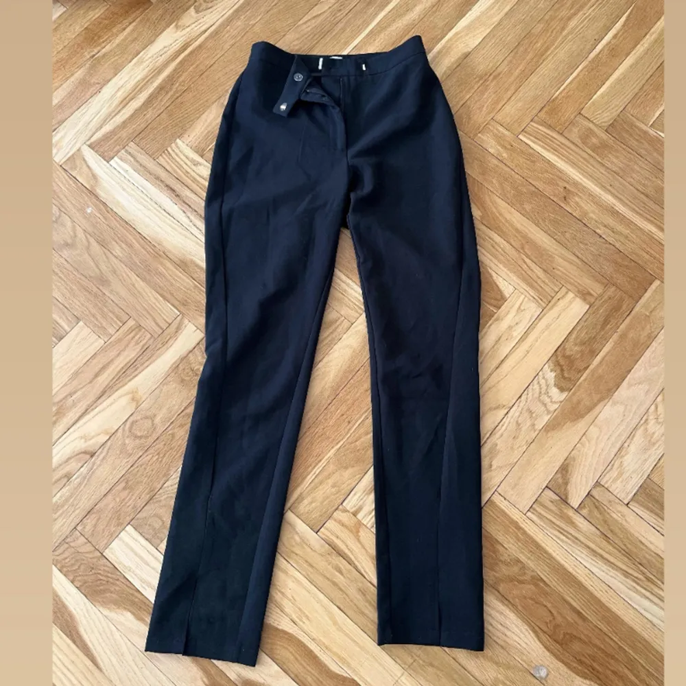 Kostymbyxor från NA-KD i en rak modell och slits nere vid benen ✨ Dem är använda fåtal gånger så dem är i gott skick.. Jeans & Byxor.