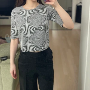 Glittrig festtopp från MONKI, xs/s - Glittrig festtopp från MONKI i stl s. Silvrig och svart. Passar mig som är XS. Material: 85% polyester, 10% metallised fibre, 5% elastan. Glittrar inte av sig! Skriv gärna vid frågor eller för fler bilder✨