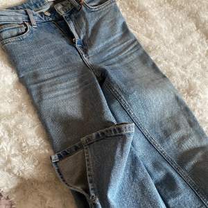 Jättefina jeans med slits längst ner. Säljer då dom är lite för små. Passar mig i längd som är 169 cm. Stl xxs 