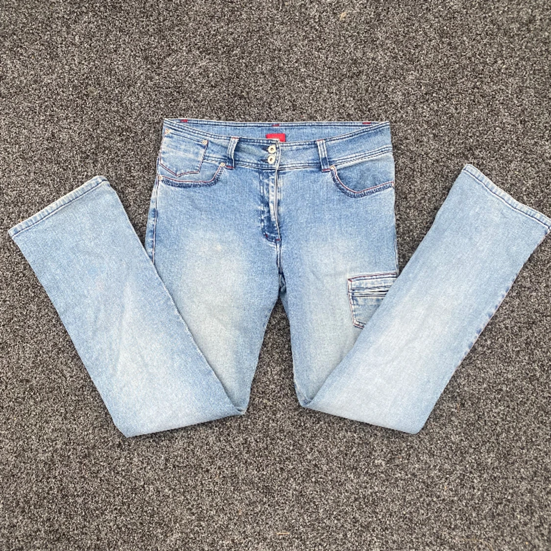 Supersöta lågmidjade jeans med coola detaljer 