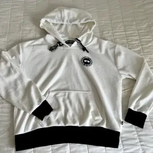 Karl Lagerfeld hoodie & byxor i nyskick. Storlek S. Härlig material i mjuk tunn fleece.