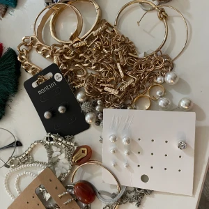 smycken - massa fina smycken! ringar, örhängen, klocka, halsband och armband inkluderat. mycket helt nya saker oxå🩶 säljer som paketpris för 100kr då allt ingår🩶 ser ni nått på bild som ni vill köpa enbart, skriv privat🩶