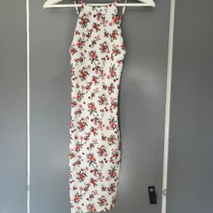 Blommig klänning  - Kort klänning med superfint mönster och korsad rygg💓