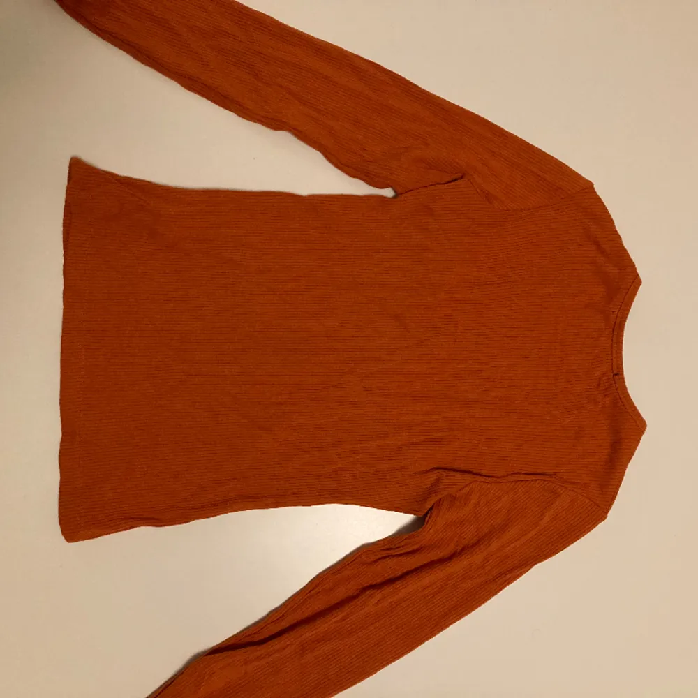Snörad orange tröja, använd ett fåtal gånger. Inget slitage och i fint skick. . Tröjor & Koftor.