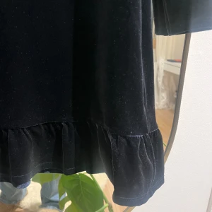 Marinblå Sammetsklänning  - Jättefin marinblå sammets klänning från Cubus storlek 164