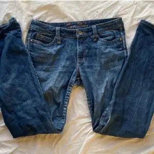 Ett par snygga lågmidjade bootcut jeans som köptes här på plick💗 midjemått: 40cm   Innerbenslängd: 82cm (Kan inte skicka bild på)