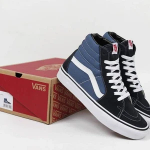 Vans sneakers  - Höga vans sneakers i fint skick. Använd fåtal gg. Köpta för 999kr. 