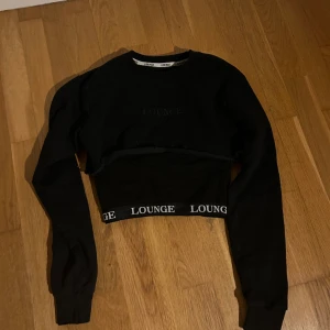 Tröja o topp set - Knappt använt från Lounge. Väldigt fint och skönt att ha på sig! Toppen är korsad där bak🖤 