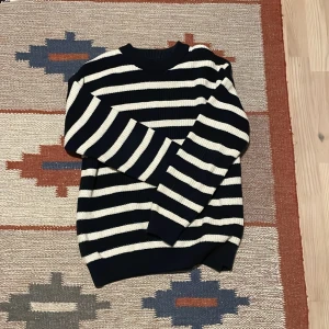 Randig stickad tröja - Randig stickad tröja från Pull & Bear. Säljs då den inte längre är min stil och för att den är lite för stor för mig på 178 
