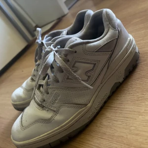 New balance 550 - Inte nyskick, köpta förra året och bara använda i 3 månader. De är inte sönder och är fortfarande bekväma att gå i. Det märks att de är lite använda dock. De är för gamla för att klassas som nya men för nya för att slängas.