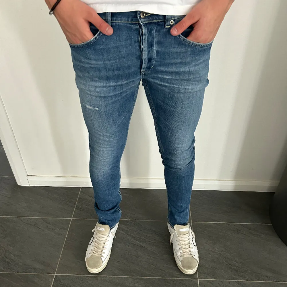Dondup George jeans | Grymt skick | Storlek 32 | Modellen på bild är 184cm och väger 74kg | Nypris: 2400kr | Fraktar spårbart via Postnord, på köparens bekostnad  | Hör av dig vid minsta fråga eller fundering📩. Jeans & Byxor.