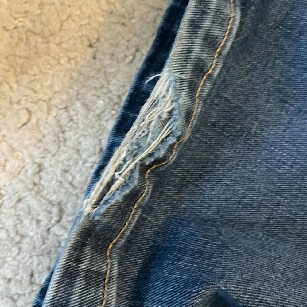 Stl 31/33. Bra skick bortsett från slitningar längst ner🤍. Jeans & Byxor.