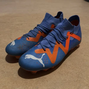 Puma fotbollsskor - De är använda typ 5 gånger, i bra skick lite smuts som kan tas bort enkelt.FG/AG