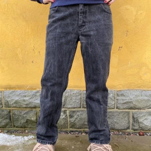 Straight jeans från Lee - Storlek: 34/30 Skick: Bra skick  📏 MÅTT 📏 Midja: 43cm Ytterbensmått: 102cm Innerbensmått: 74cm Gren: 26,5cm Öppning ben: 22cm  Modellerna är 165cm och 181cm långa