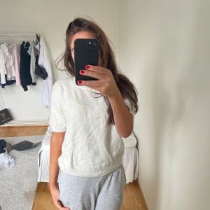 stickad t shirt  - jättebra skick, nypris 400kr