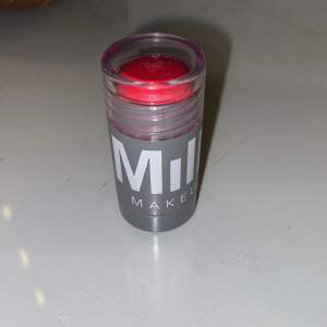 Milk Makeup’s blush stick i färgen flip. Säljer då den inte kommer till användning. Nypris 279 kr. Använd några få gånger men bara med borste!💘