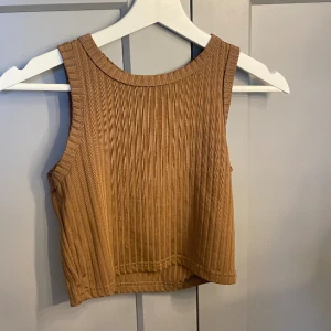 Brun topp - Storlek S. Köpt för 100kr