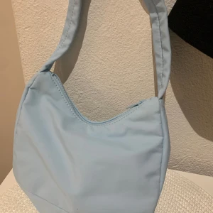 Liten väska  - Söt väska med dragkedja 🩵 från Gina 