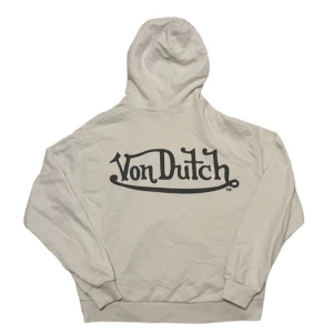 vit von dutch hoodie - säljer denna ascoola von dutch hoodien! den är i collab med pull&bear. den är jättemysig och passar till allt. defekter finns på bild 3. säljer billigt därav skick (: om du har frågor så är det bara att kontakta mig❤️