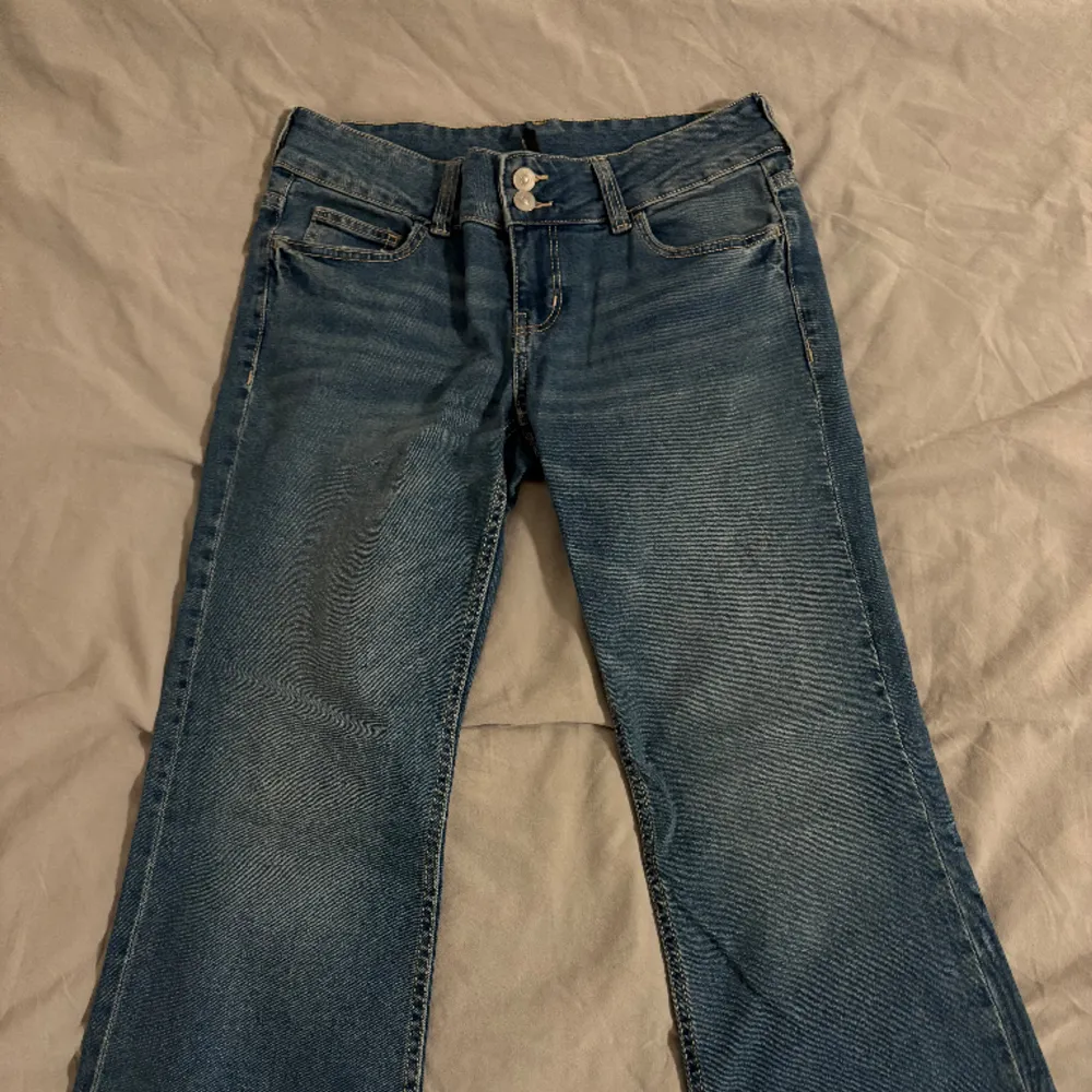 Snygga jeans köpta på hm och är slutsålda. Har aldrig använt dom då de är för stora.. Jeans & Byxor.