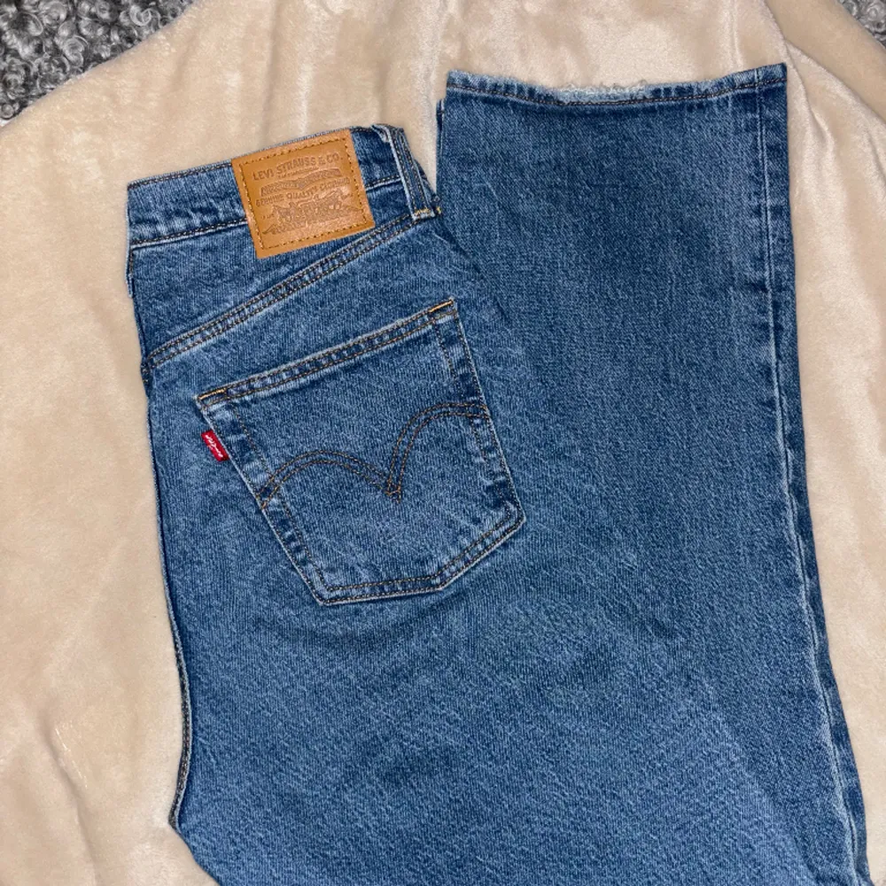 Snygga Levi's jeans i modellen Ribcage Straight i storlek W28 L34. Endas använda 1 gång. Ordinarie pris 1319kr. Jeans & Byxor.