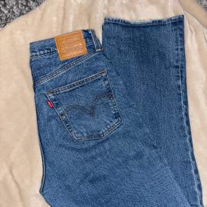 Snygga Levi's jeans i modellen Ribcage Straight i storlek W28 L34. Endas använda 1 gång. Ordinarie pris 1319kr
